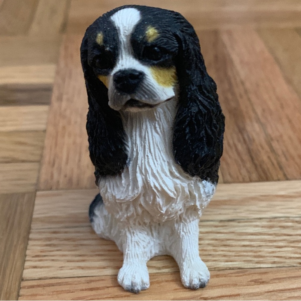King Charles Dog Figurine - Detailed Fur Accents / Glass Eyes